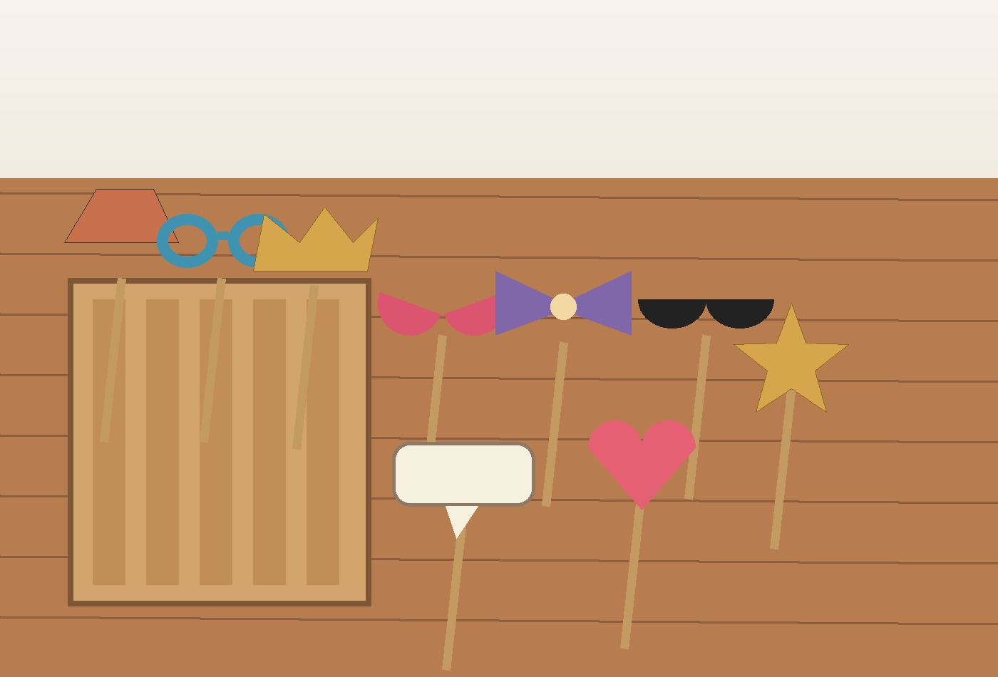 Accessoires de photobooth dans une caisse en bois